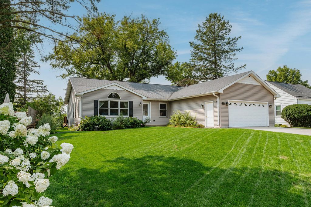 7295 N Lake St, Lannon