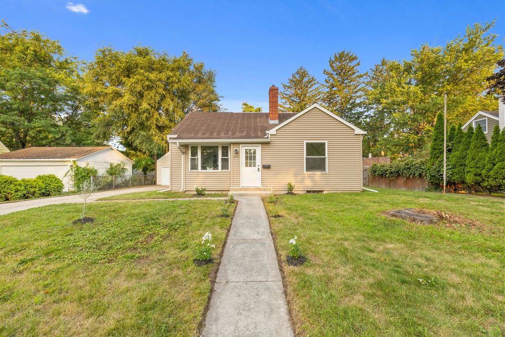 206 N Van Buren St, Elkhorn