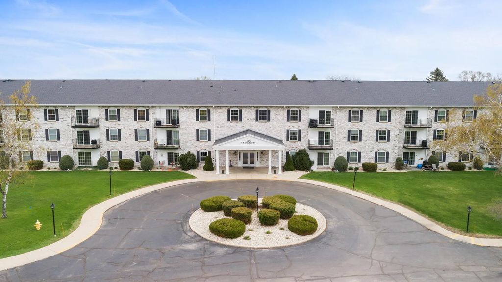 125 N University Dr 104, West Bend