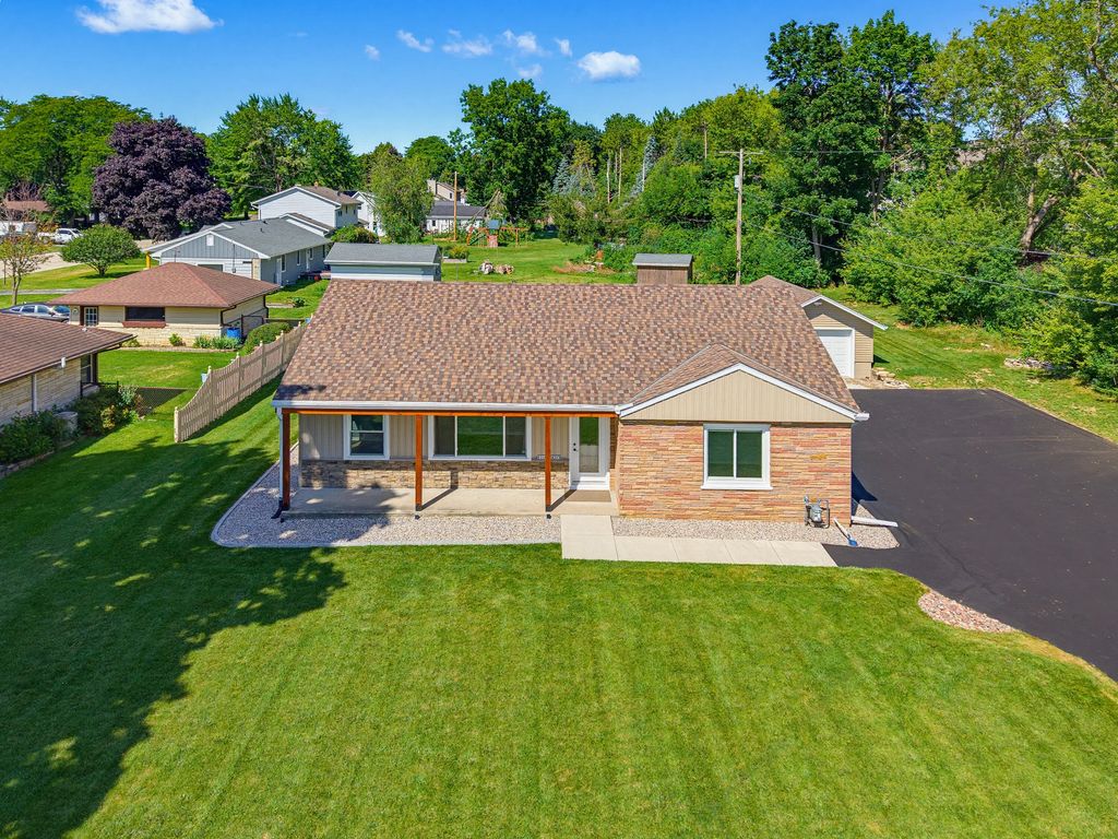 W240n6309 Maple Ave, Sussex