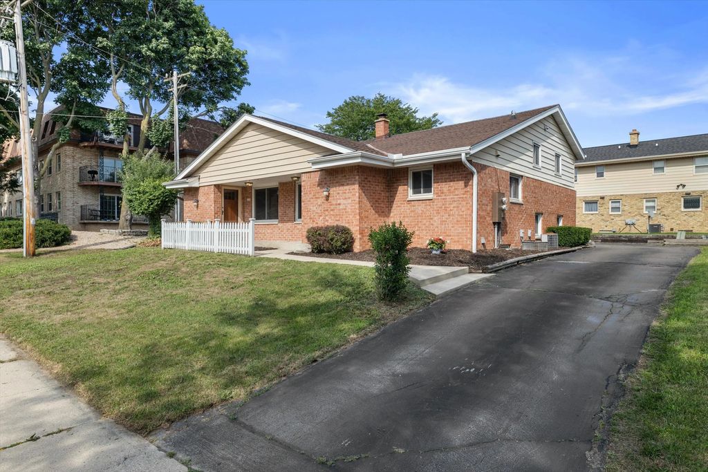 2652 N 124th St #2654, Wauwatosa