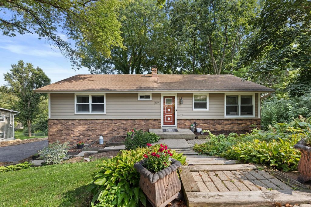 2117 Harris-highland Dr, Waukesha