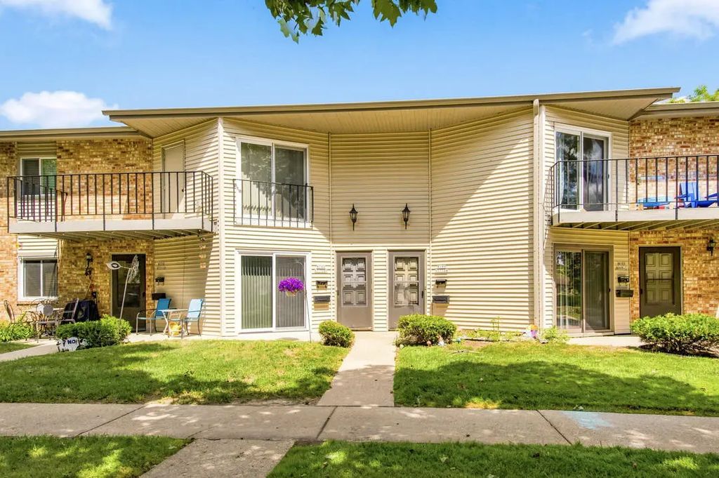 W169n11546 Biscayne Dr, Germantown