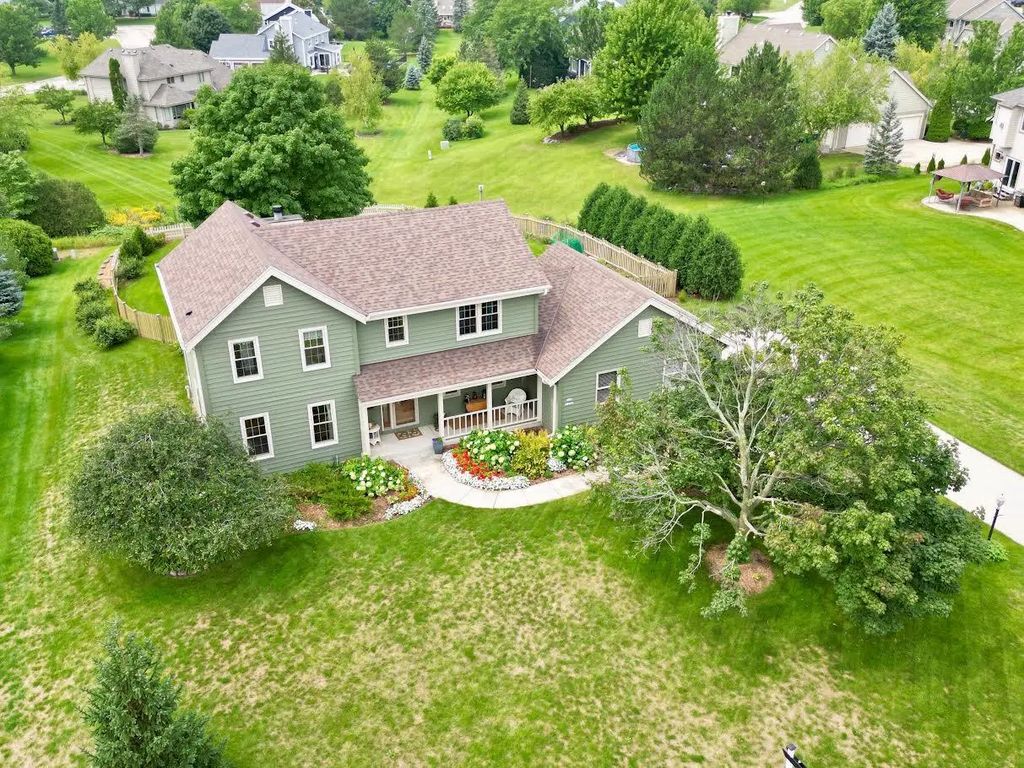 W148n10759 Crabtree Ln, Germantown