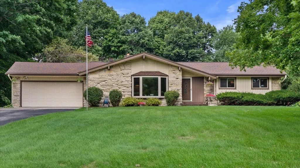 W215n10105 Hickory Dr, Germantown