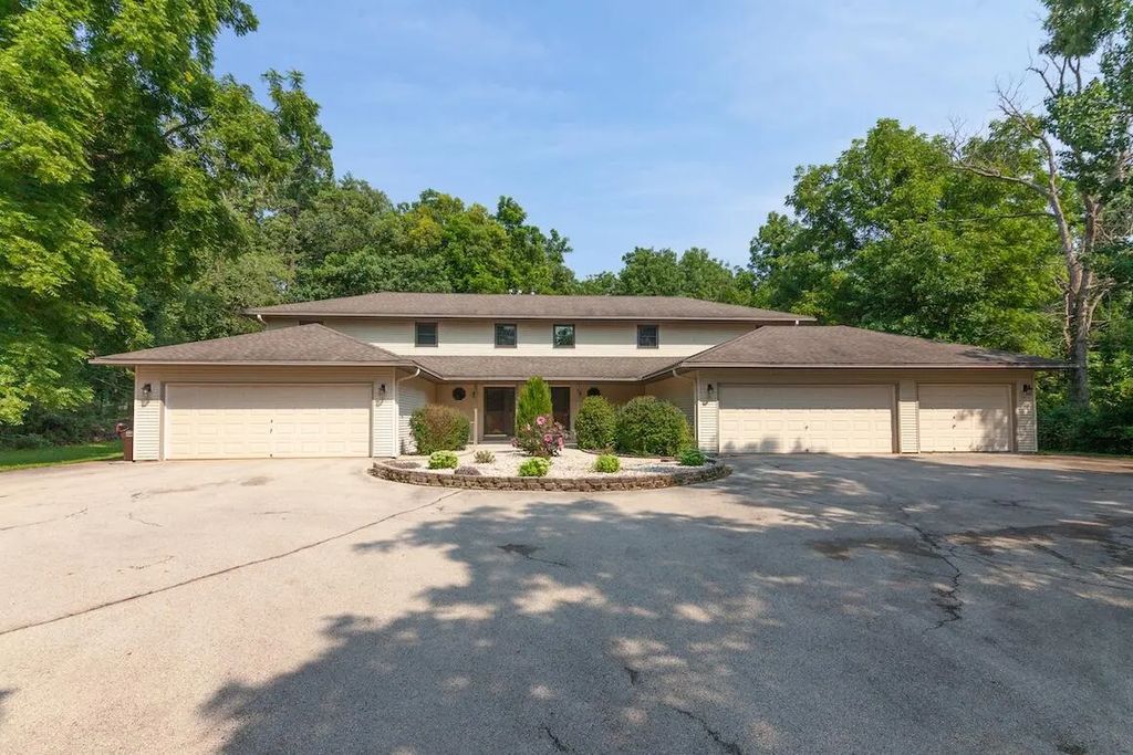 126 N Lapham Peak Rd, Delafield