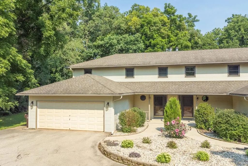 126 N Lapham Peak Rd, Delafield