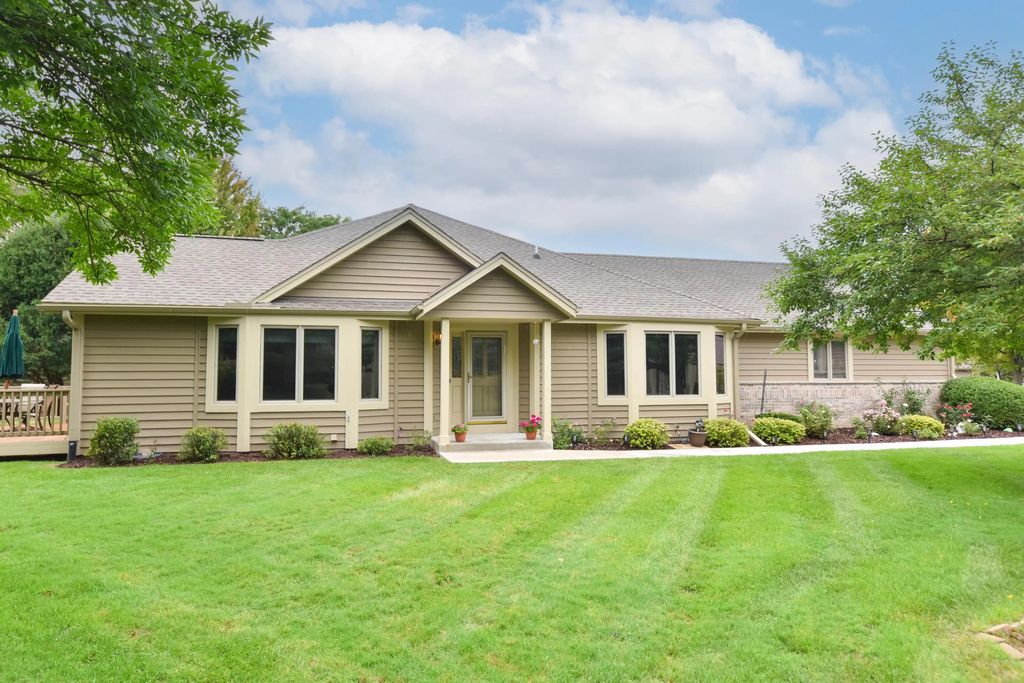 N21w24347 Deer Park Ct A, Pewaukee
