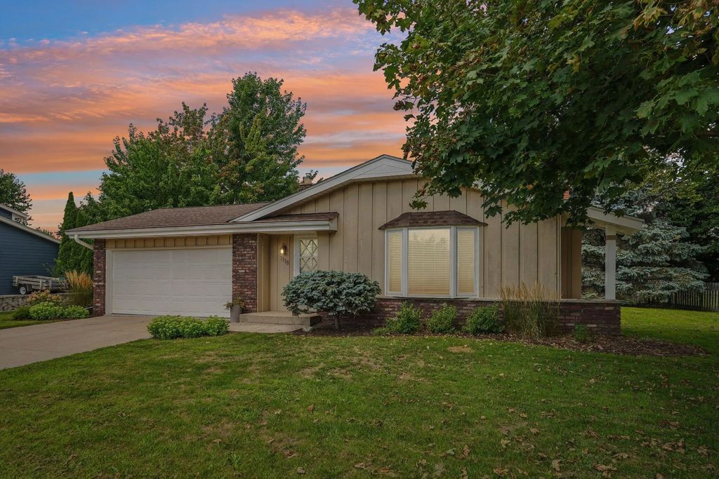 1118 Dogwood Ln, Waukesha
