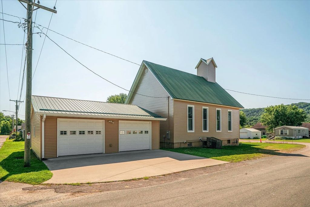 404 E Main St, La Farge