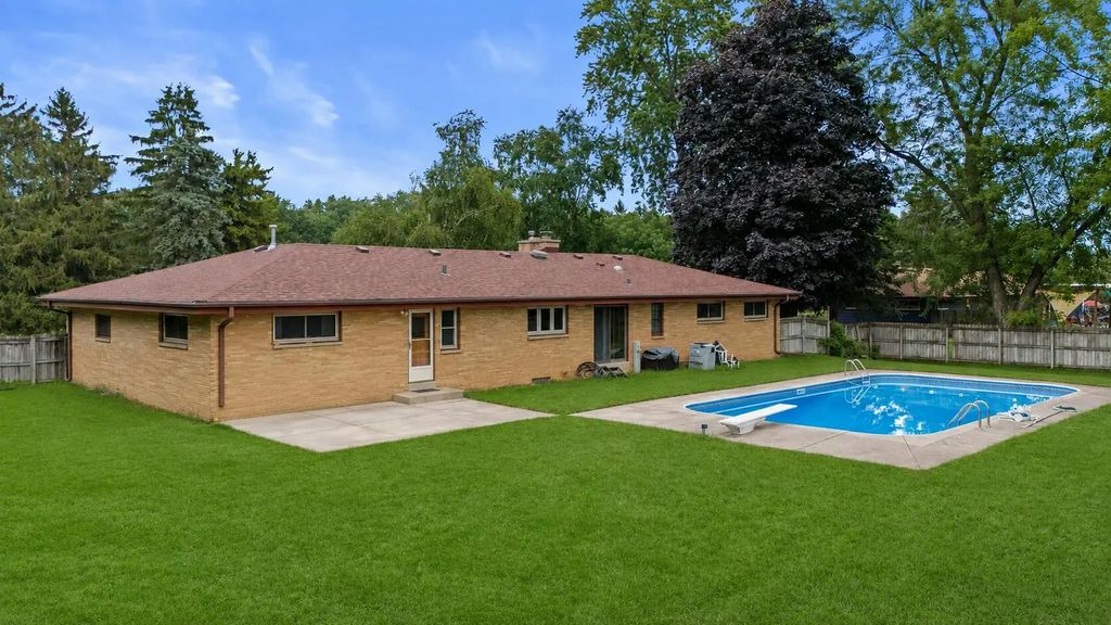 N56w15799 Bette Dr, Menomonee Falls