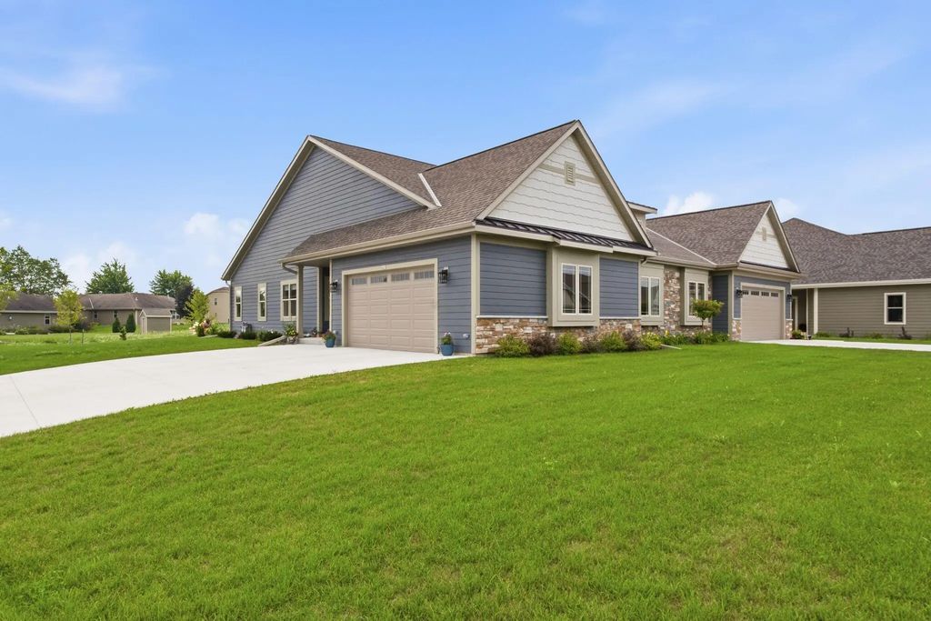 627 Lambert Ct, Slinger