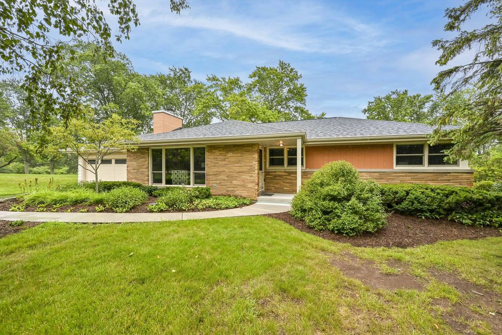 4615 W Sunnydale Ln, Mequon