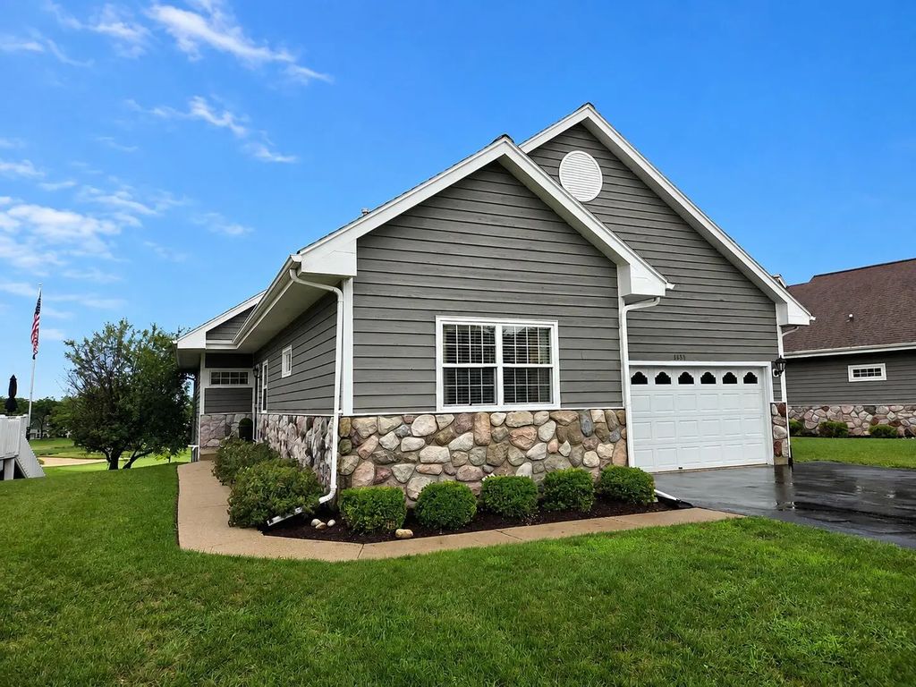 1855 Golfview Dr 35-10, Geneva