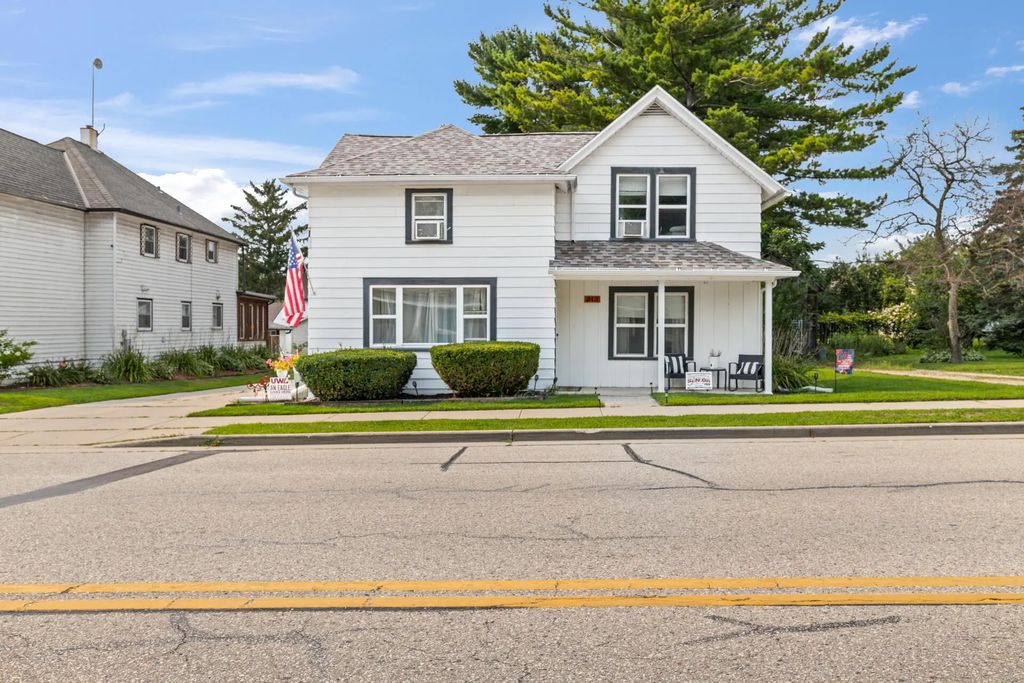 213 Kettle Moraine Dr S, Slinger