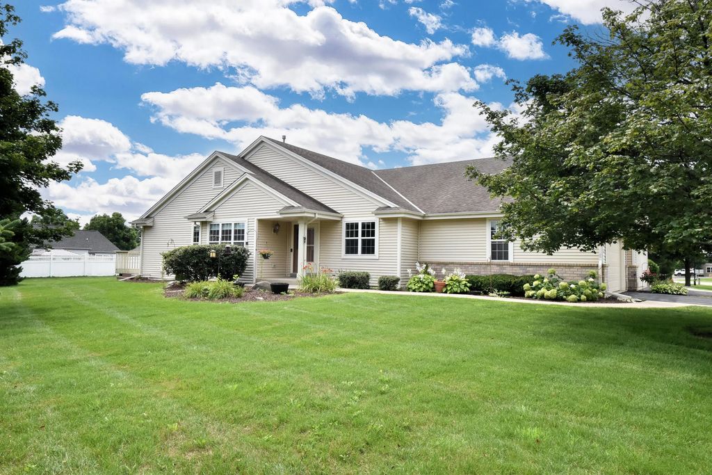 2911 Clear Water Ln, Waukesha