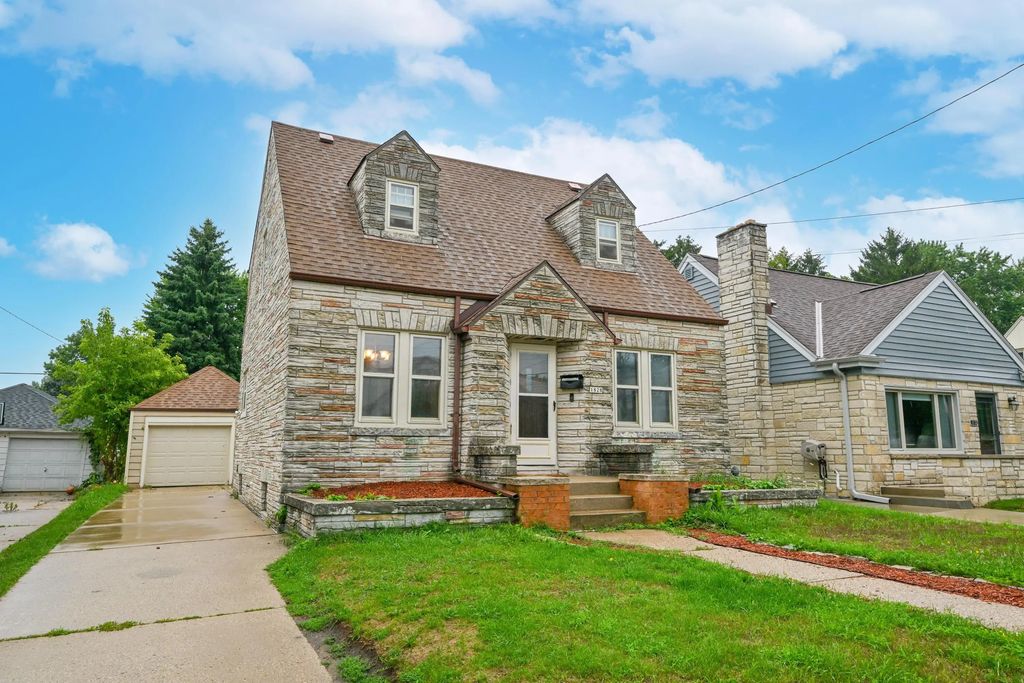 1828 E Eden Pl, Saint Francis