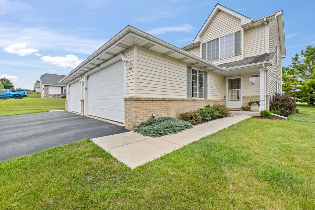 1133 Ellys Way, Slinger