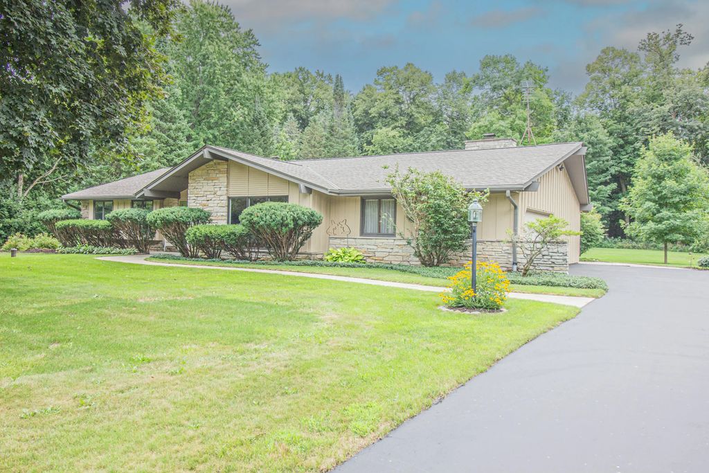7343 Glencoe Dr, Cedarburg