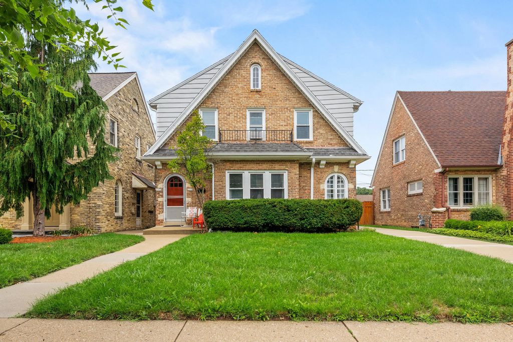 1554 E Hampton Dr, Whitefish Bay