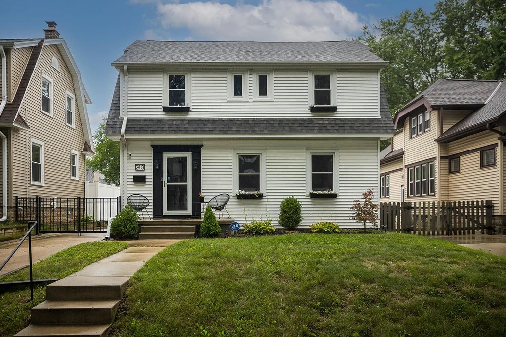2413 N 65th St, Wauwatosa