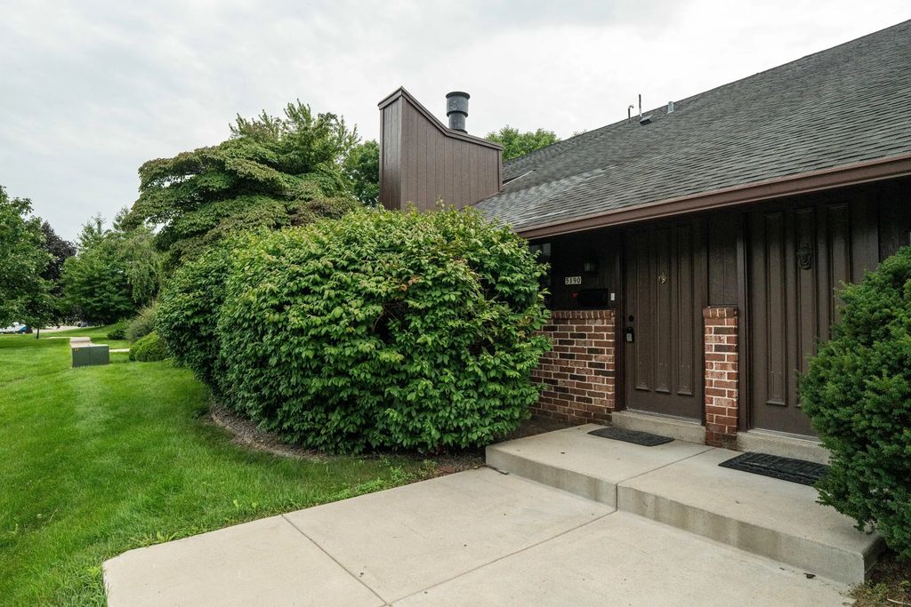 5190 Woodbridge Ln S, Greenfield