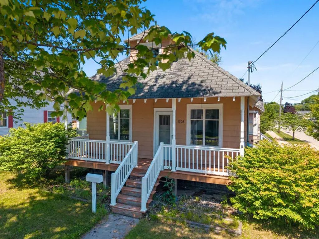 1203 Jackson St, Marinette