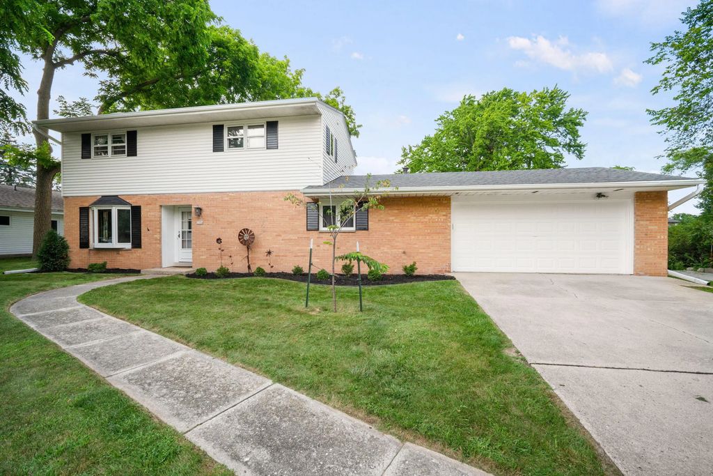 1504 W Decorah Rd, West Bend