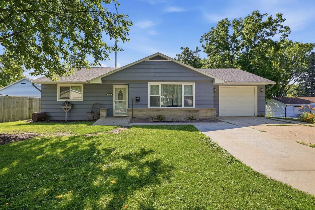 1308 S 9th St, Watertown
