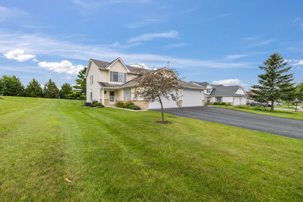 1135 Ellys Way, Slinger
