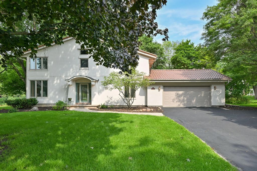 15270 Red Fox Ln, Elm Grove