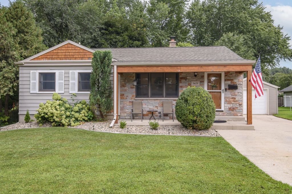 1608 Beverly Ln, West Bend