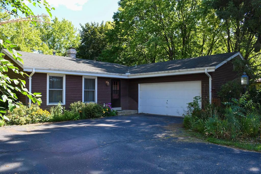 1325 Carlin Ct, Burlington