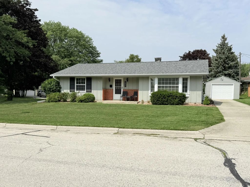 232 Crestwood Dr, Sheboygan Falls