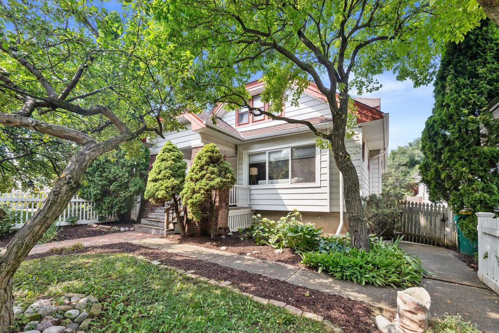 1816 E Beverly Rd, Shorewood
