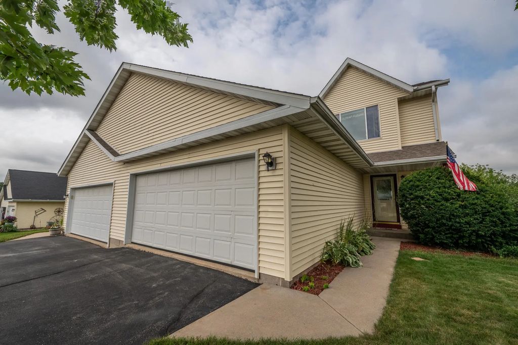 1116 Autumn Dr 1116, West Bend