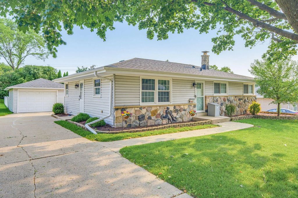 6619 Manchester Dr, Greendale