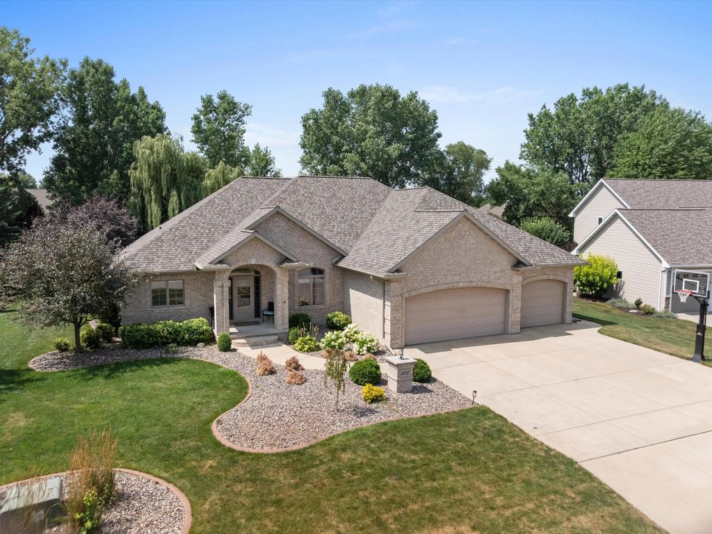 2012 E Higgins Hl, Ledgeview