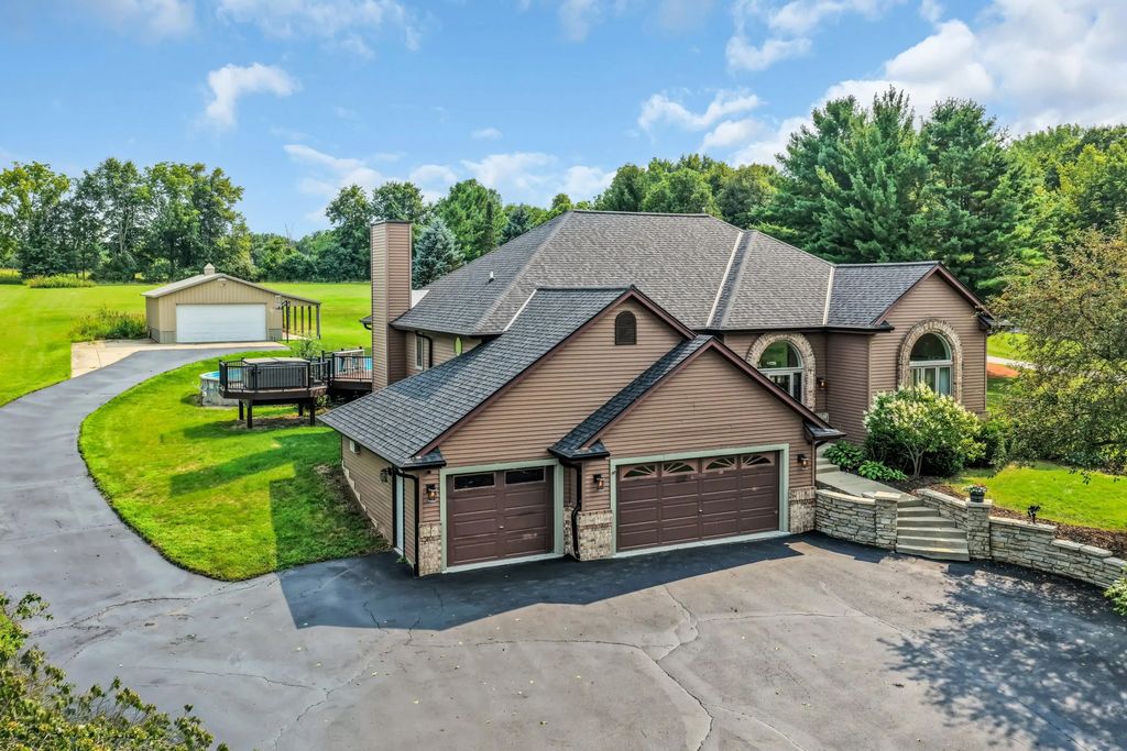 S83w24455 Artesian Ave, Vernon