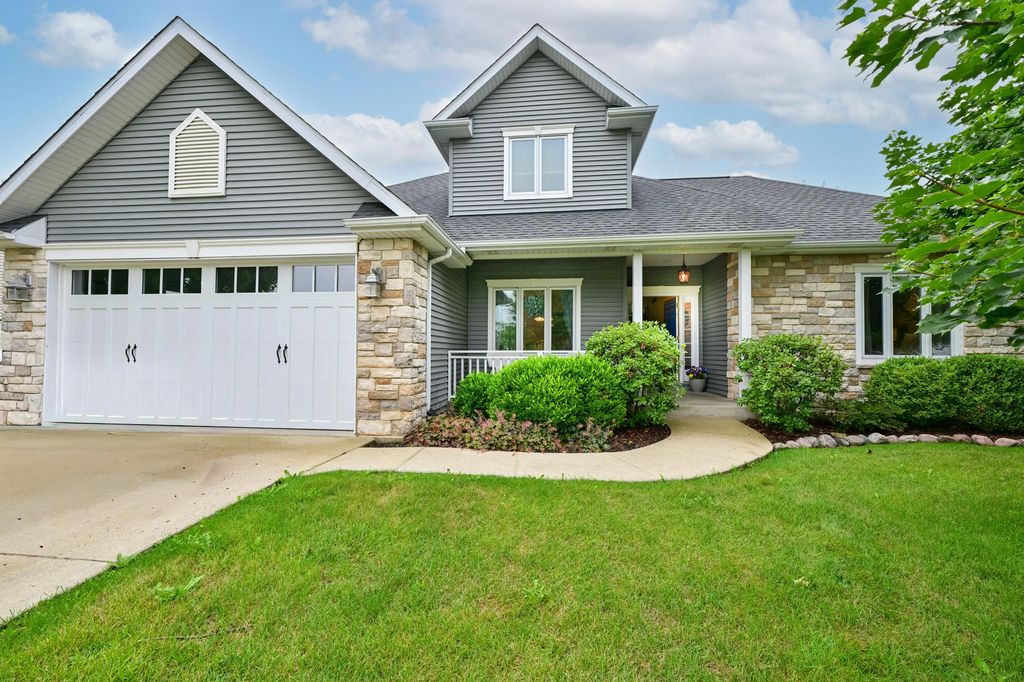403 Maple Ln, Williams Bay
