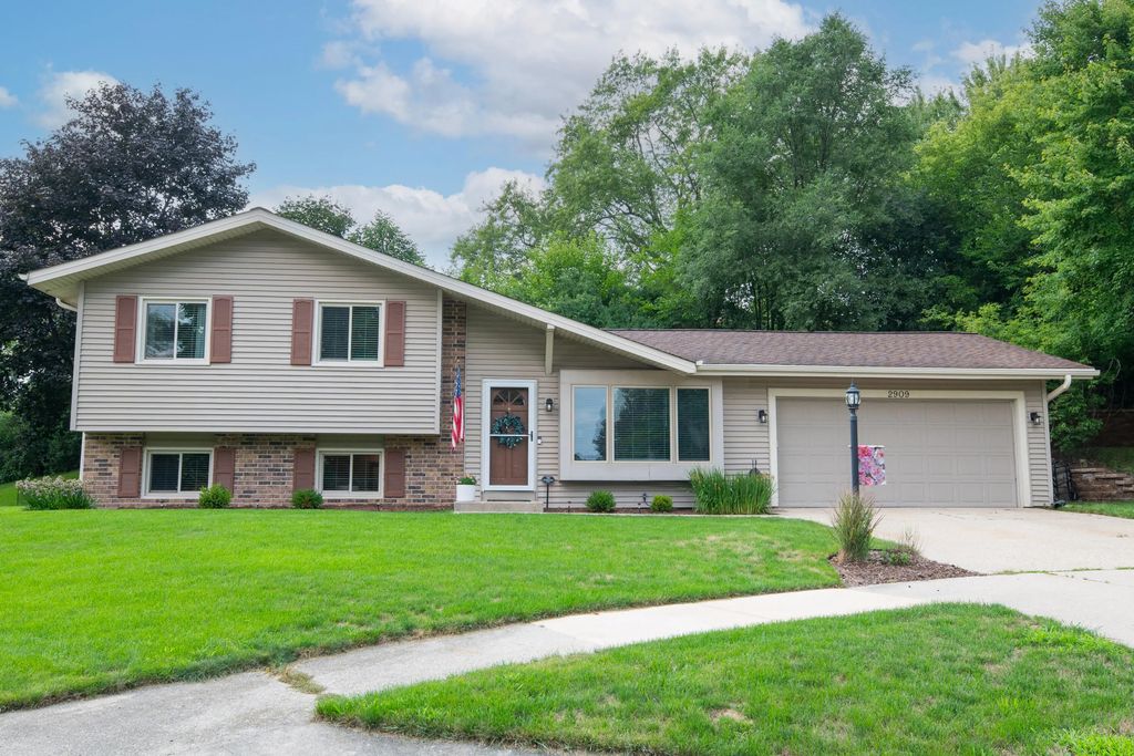 2909 Berkshire Ct, Waukesha