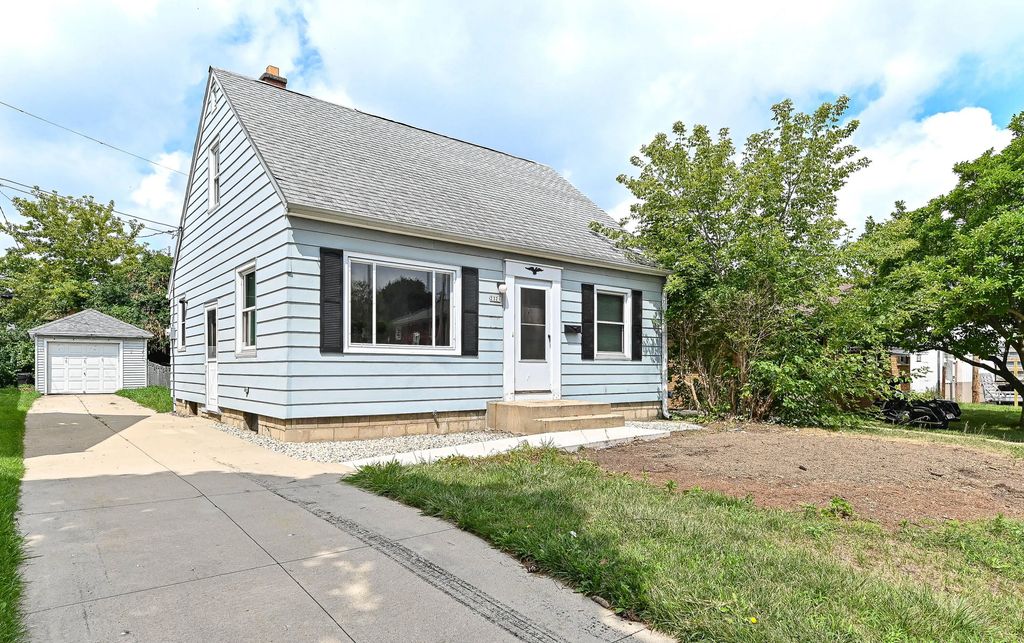 2321 S 82nd St, West Allis