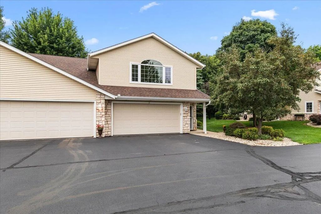 2465 Country Creek Cir 3, West Bend