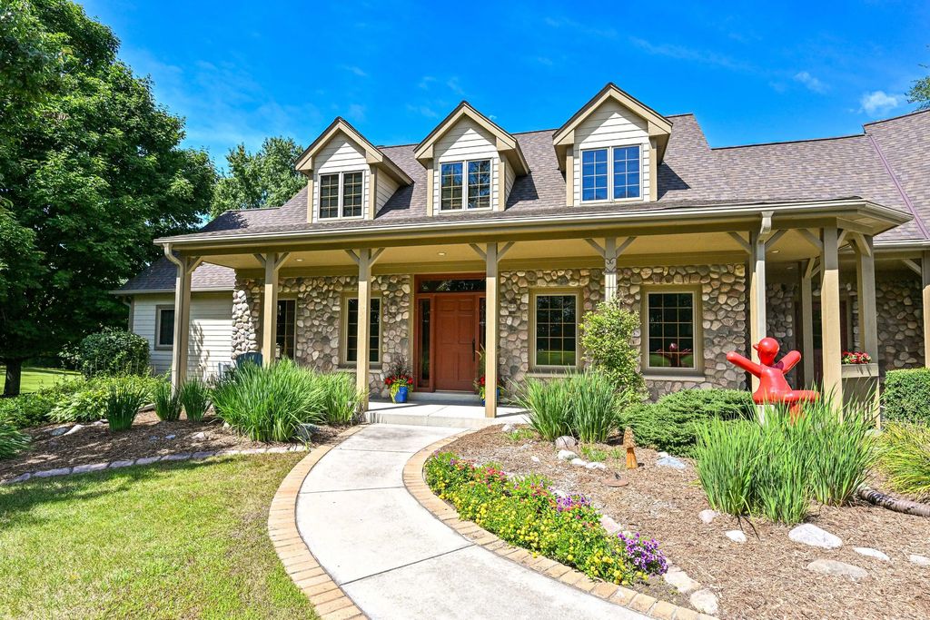 8510 W Hawthorne Rd, Mequon