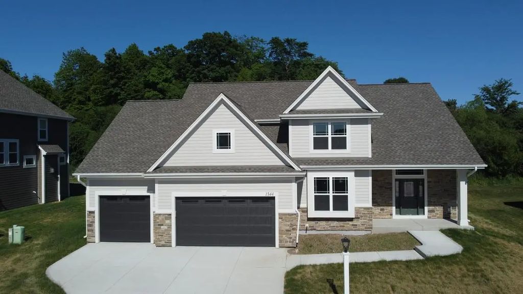 1344 Mohican Trl, Waukesha