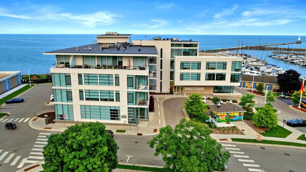 324 N Lake St 203, Port Washington