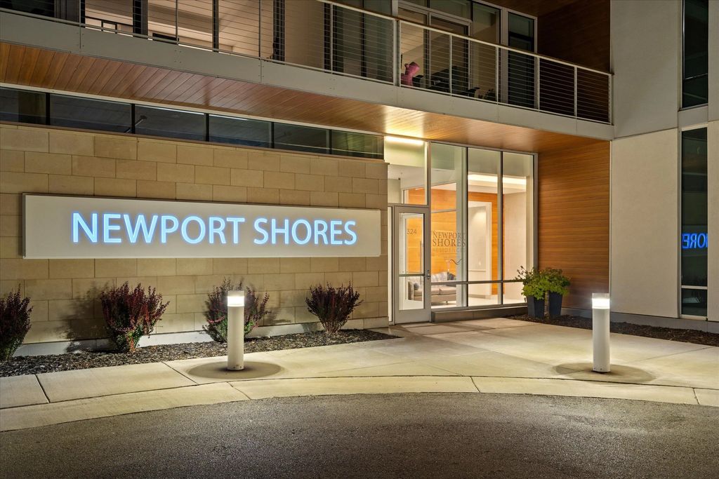 324 N Lake St 203, Port Washington