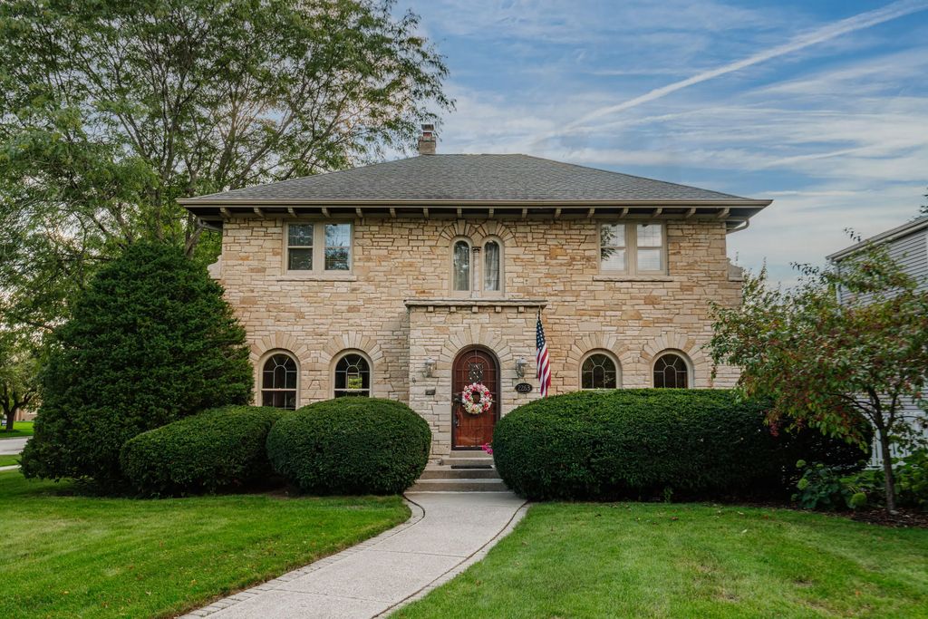 2263 Ludington Ave, Wauwatosa