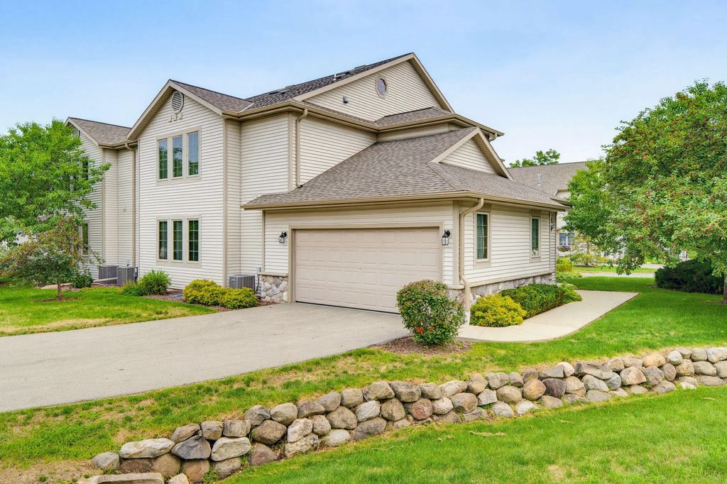 2215 Circle Rdg B, Delafield