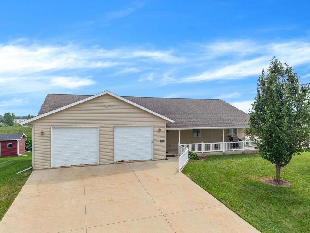 900 Courtney Dr, Caledonia